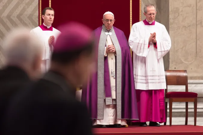 Papa Francesco | Papa Francesco durante la celebrazione penitenziale, Basilica Vaticana, 17 marzo 2017 | Daniel Ibanez / ACI Group