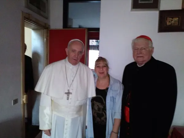 Papa Francesco alle Case Bianche | Dori Pasquale, che accudisce il marito Stefano Pasquale, con Papa Francesco e il Cardinale Scola durante la visita alle Case Bianche, Milano 25 marzo 2017 | per gentile concessione Famiglia Pasquale