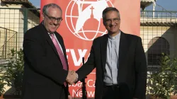 Michael Warsaw e mons. Dario Edoardo Viganò, prefetto della Segreteria per la Comunicazione, si stringono la mano all'inaugurazione dei nuovi uffici EWTN a Roma, 28 settembre 2016 / Daniel Ibanez / ACI Group 