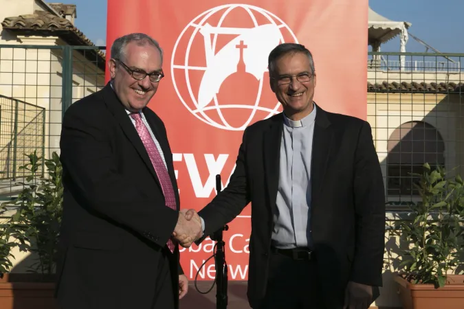 Michael Warsaw e monsignor Dario Edoardo Viganò | Michael Warsaw e mons. Dario Edoardo Viganò, prefetto della Segreteria per la Comunicazione, si stringono la mano all'inaugurazione dei nuovi uffici EWTN a Roma, 28 settembre 2016 | Daniel Ibanez / ACI Group 