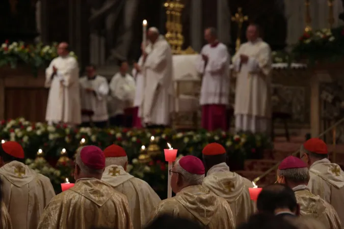 Papa Francesco durante la veglia pasquale | Papa Francesco durante la Veglia Pasquale nella Basilica di San Pietro, 15 aprile 2017 | Daniel Ibanez / ACI Group