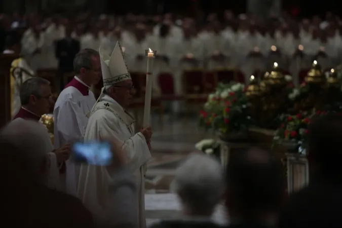 Papa Francesco durante la veglia pasquale | Papa Francesco durante la Veglia Pasquale nella Basilica di San Pietro, 15 aprile 2017 | Daniel Ibanez / ACI Group