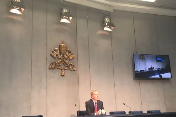 Greg Burke, direttore della Sala Stampa della Santa Sede, durante il briefing sul viaggio in Egitto, 24 aprile 2017  / Veronica Giacometti / ACI Stampa