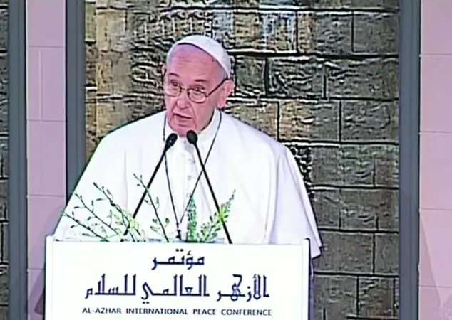 Papa Francesco alla conferenza della pace del Cairo | Papa Francesco parla durante la Conferenza della Pace organizzata da al Azhar, 28 aprile 2017 | CTV