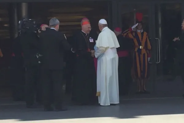 Papa Francesco arriva all'Assemblea Generale della CEI, salutato dal presidente, il Cardinale Angelo Bagnasco / Marco Mancini / ACI Stampa