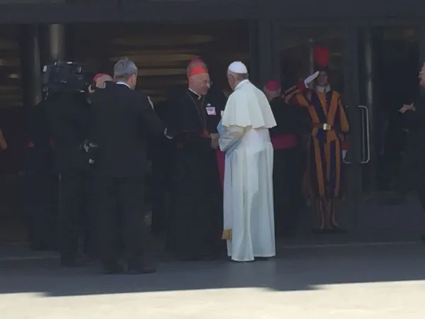 Papa Francesco e il Cardinale Bagnasco | Papa Francesco arriva all'Assemblea Generale della CEI, salutato dal presidente, il Cardinale Angelo Bagnasco | Marco Mancini / ACI Stampa