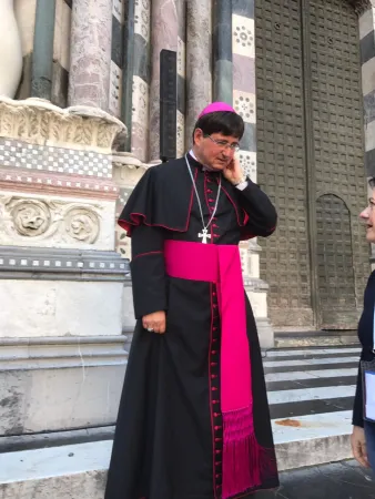 Vescovo Nicolò Anselmi | II vescovo Nicolò Anselmi, ausiliare di Genova, in attesa del Papa davanti la cattedrale di San Lorenzo | Angela Ambrogetti - ACI Stampa