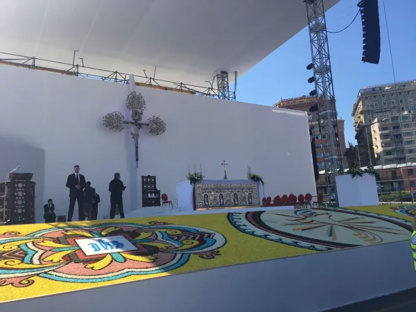 Papa Francesco a Genova | La preparazione dell'altare per la Messa di Papa Francesco a Genova, zona fiera del Mare, Genova, 27 maggio 2017 | Veronica Giacometti / ACI Group