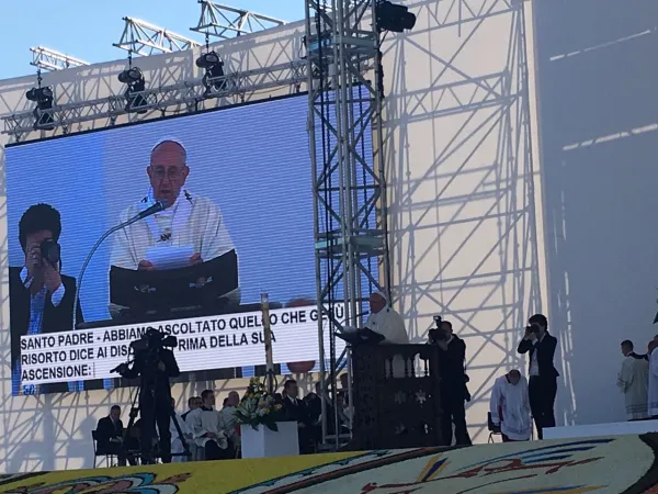 Papa Francesco a Genova | Papa Francesco celebra la Messa a Genova, zona fiera del Mare, 27 maggio 2017 | Veronica Giacometti / ACI Stampa