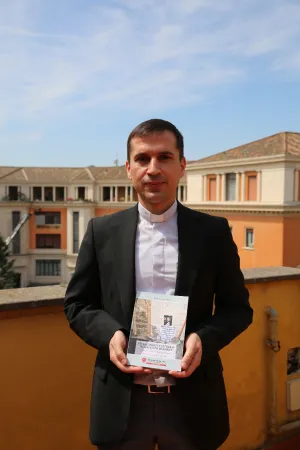 Padre Rebwar Basa | Padre Rebwar Basa, autore del libro su Padre Ragheed, posa con il libro nella sede italiana di Aiuto alla Chiesa che Soffre, Roma, 1 giugno 2017 | Mary Shovlain / ACI Group