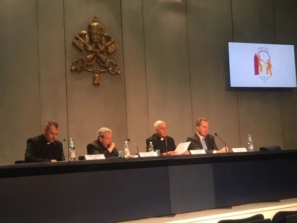 Conferenza stampa per la Giornata Mondiale dei Poveri | L'arcivescovo Rino Fisichella e il vescovo Octavio Ruiz, presidente e segretario del Pontificio Consiglio per la Promozione della Nuova Evangelizzazione, presentano il messaggio del Papa per la Giornata Mondiale dei Poveri, Sala Stampa Vaticana, 13 giugno 2017 | Veronica Giacometti / ACI Stampa