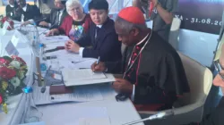 Il Cardinale Peter Turkson firma ad Astana la dichiarazione congiunta sulla salvaguardia del creato, Astana, Expo 2017, 31 agosto 2017 / RP / IHD 