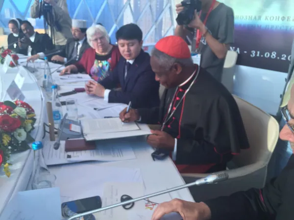 Expo 2017, dichiarazione interreligiosa | Il Cardinale Peter Turkson firma ad Astana la dichiarazione congiunta sulla salvaguardia del creato, Astana, Expo 2017, 31 agosto 2017 | RP / IHD 