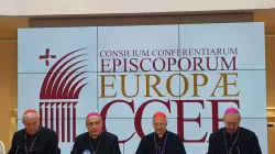 Il Cardinale Bagnasco, presidente del CCEE (al centro) con i vicepresidenti, il Cardinale Nichols e l'arcivescovo Gadecki e l'arcivescovo Kondrusiewicz di Minsk presentano la plenaria del CCEE, Minsk, 28 settembre 2017 / Andrea Gagliarducci / ACI Stampa