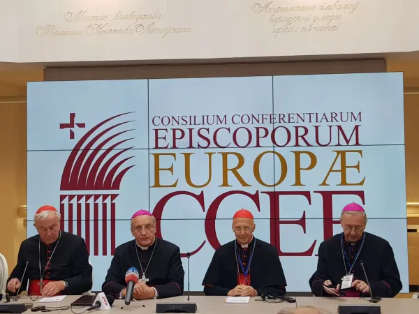 La presidenza del CCEE a Minsk | Il Cardinale Bagnasco, presidente del CCEE (al centro) con i vicepresidenti, il Cardinale Nichols e l'arcivescovo Gadecki e l'arcivescovo Kondrusiewicz di Minsk presentano la plenaria del CCEE, Minsk, 28 settembre 2017 | Andrea Gagliarducci / ACI Stampa