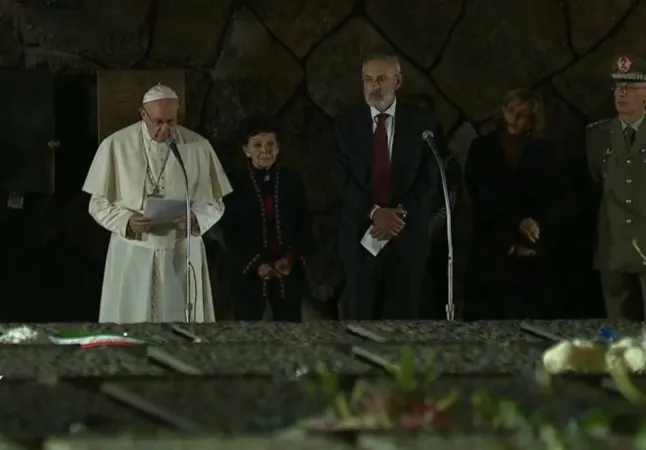 Papa Francesco e il rabbino Di Segni alle Fosse Ardeatine | Papa Francesco prega con il rabbino Di Segni nel Sacrario delle Fosse Ardeatine, 2 novembre 2017 | CTV