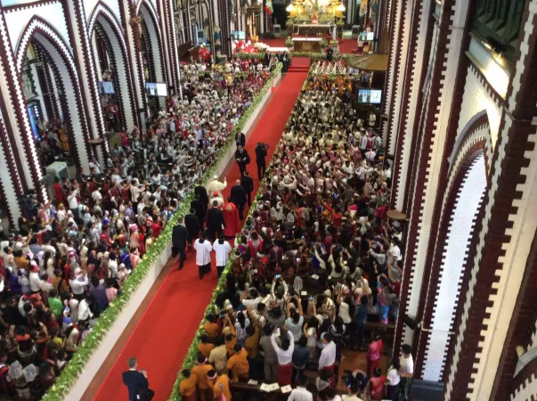 Papa Francesco in Myanmar | Papa Francesco entra nella cattedrale di Yangon per la Messa che conclude il suo viaggio apostolico in Myanmar, 30 novembre 2017 | Vatican Pool