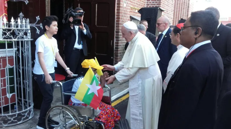 Papa Francesco in Myanmar | Papa Francesco si ferma a benedire un malato all'ingresso della Cattedrale dell'Immacolata Concezione in Yangon, Myanmar, 30 novembre 2017 | Sala Stampa Vaticana