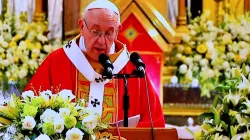 Papa Francesco legge l'omelia della Messa per i giovani nella Cattedrale dell'Immacolata Concezione di Yangon, ultimo appuntamento del suo viaggio in Myanmar, 30 novembre 2017 / Skynet