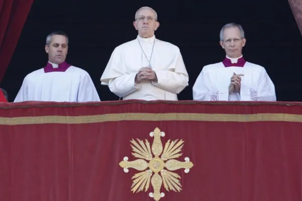 Papa Francesco si affaccia dalla Loggia Centrale della Basilica Vaticana per la benedizione "Urbi et Orbi", 25 dicembre 2017 / Daniel Ibanez / ACI Group