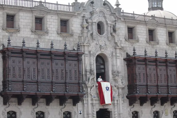 Papa Francesco affacciato su Plaza de Armas, per l'Angelus con i giovani, Lima, 21 gennaio 2018 / Alvaro de Juana / ACI Group