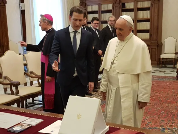 Papa Francesco e Kurz | Papa Francesco e il Primo Ministro Austriaco Sebastian Kurz | Elise Harris / CNA