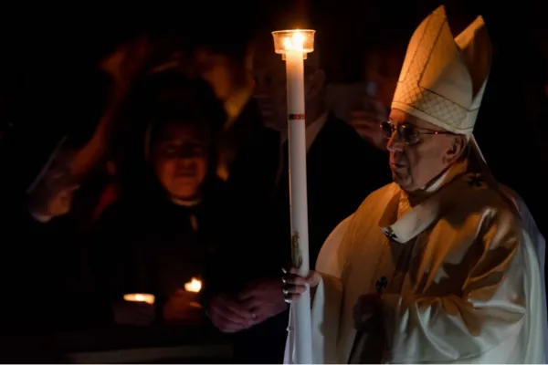 Papa Francesco entra nella Basilica di San Pietro per la celebrazione della veglia pasquale, Basilica Vaticana, notte 31 marzo - 1 aprile 2018 / Daniel Ibanez / ACI Group