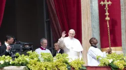 Papa Francesco si affaccia dalla Loggia centrale della Basilica di San Pietro per il messaggio Urbi et Orbi, Pasqua, 1 aprile 2018 / Daniel Ibanez / ACI Group