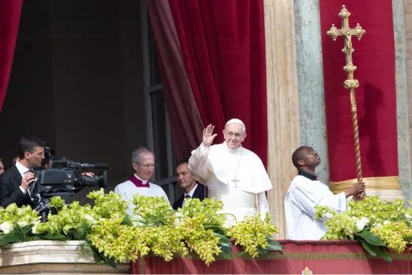 Papa Francesco si affaccia dalla Loggia centrale della Basilica di San Pietro per il messaggio Urbi et Orbi, Pasqua, 1 aprile 2018 / Daniel Ibanez / ACI Group