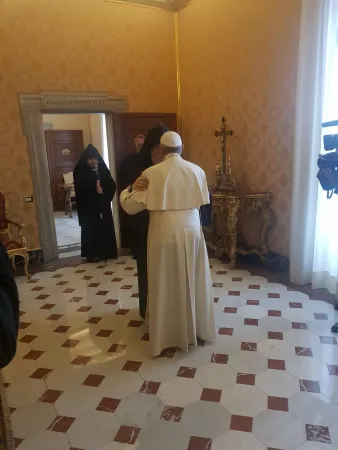 Papa Francesco e Karekin II | Papa Francesco abbraccia il Catholicos Karekin II, Sala del Tronetto, Palazzo Apostolico Vaticano, 5 aprile 2018 | Andrea Gagliarducci / ACI Stampa 