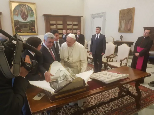 Papa Francesco e il presidente Sargsyan | Papa Francesco allo scambio di doni con il presidente armeno Sargsyan, Palazzo Apostolico Vaticano, 5 aprile 2018 | Andrea Gagliarducci / ACI Stampa