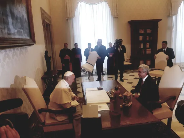 Papa Francesco e il presidente Sargsyan | Papa Francesco incontra il presidente armeno Sargsyan, Palazzo Apostolico Vaticano, 5 aprile 2018 | Andrea Gagliarducci / ACI Stampa