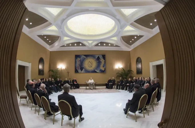 Papa Francesco e i vescovi del Cile | Papa Francesco durante uno degli incontri con i vescovi del Cile dello scorso 15 -17 maggio  | Vatican Media / ACI Group