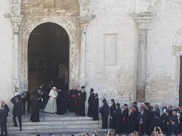 Papa Francesco a Bari | Papa Francesco saluta uno ad uno i partecipanti alla preghiera ecumenica per la  pace nella Basilica di San Nicola, Bari, 7 luglio 2018 | AG / ACI Stampa