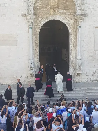 Papa Francesco a Bari | Papa Francesco entra nella Basilica di San Nicola per iniziare la preghiera ecumenica per la pace, Bari, 7 luglio 2018 | AG / ACI Stampa