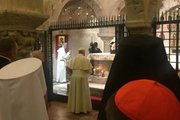 Papa Francesco in preghiera davanti le reliquie di San Nicola, Basilica di San Nicola, Bari, 7 luglio 2018 / Vatican Media / ACI Group