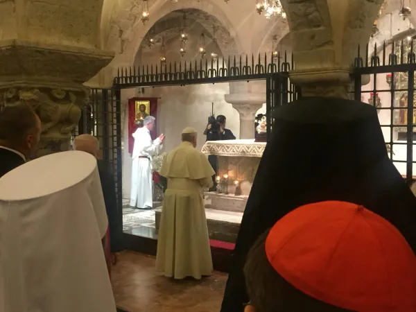 Papa Francesco a Bari | Papa Francesco in preghiera davanti le reliquie di San Nicola, Basilica di San Nicola, Bari, 7 luglio 2018 | Vatican Media / ACI Group