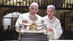 Papa Francesco accende la lampada unifiamma. Accanto a lui, padre Giovanni Distante, rettore della basilica di San Nicola, Bari, 7 luglio 2018 / Foto: Vatican Media / Ufficio Comunicazioni Sociali dell'arcidiocesi di Bari - Bitonto