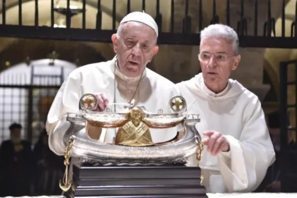 Papa Francesco accende la lampada unifiamma. Accanto a lui, padre Giovanni Distante, rettore della basilica di San Nicola, Bari, 7 luglio 2018 / Foto: Vatican Media / Ufficio Comunicazioni Sociali dell'arcidiocesi di Bari - Bitonto