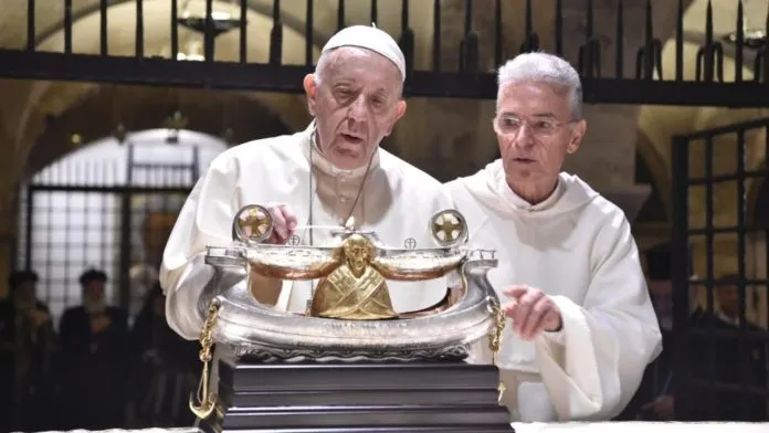 Papa Francesco a Bari | Papa Francesco accende la lampada unifiamma. Accanto a lui, padre Giovanni Distante, rettore della basilica di San Nicola, Bari, 7 luglio 2018 | Foto: Vatican Media / Ufficio Comunicazioni Sociali dell'arcidiocesi di Bari - Bitonto