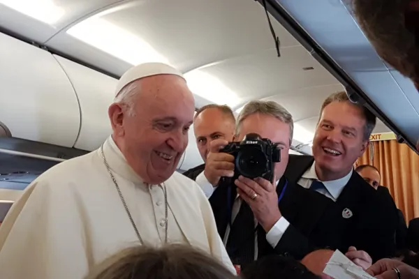 Papa Francesco saluta i giornalisti durante il volo verso l'Irlanda, 25 agosto 2018 / Hannanh Brockhaus / ACI GROUP