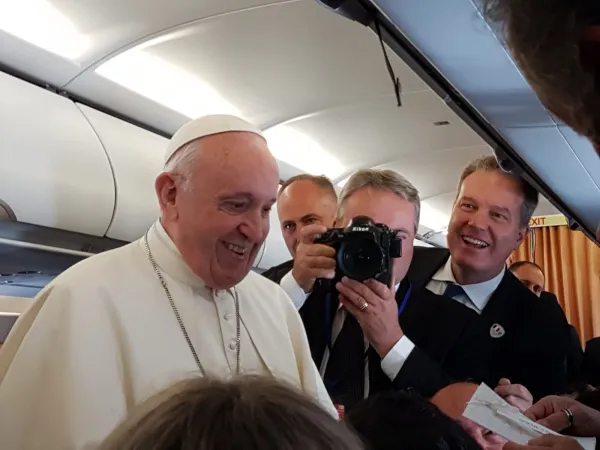 Papa Francesco in volo verso l'Irlanda | Papa Francesco saluta i giornalisti durante il volo verso l'Irlanda, 25 agosto 2018 | Hannanh Brockhaus / ACI GROUP