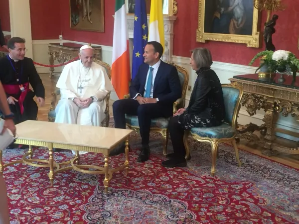 Papa Francesco e Leo Varadkar | Papa Francesco nell'incontro privato con il Primo Ministro Irlandese Leo Varadkar, Castello di Dublino, 25 agosto 2018 | Vatican Media / ACI Group