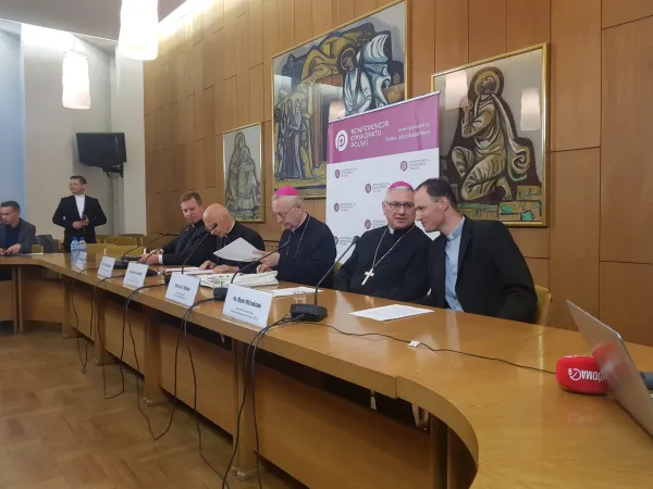 Cardinale Angelo Bagnasco e arcivescovo Stanislaw Gadecki | Il Cardinale Angelo Bagnasco e l'arcivescovo Stanislaw Gadecki alla conferenza stampa conclusiva della plenaria CCEE a Poznan, Varsavia, sede della Conferenza Episcopale Polacca, 17 settembre 2018 | AG / ACI Group