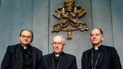 Il Cardinale Filoni (al centro), l'arcivescovo Dal Toso (a destra) e padre Meroni (a sinistra) presentano la Giornata Missionaria Mondiale 2018, Sala Stampa Vaticana, 19 ottobre 2018 / Daniel Ibanez / ACI Group