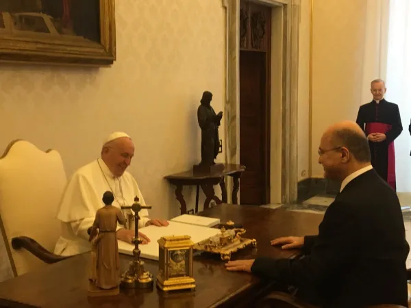 Papa Francesco e il presidente iracheno Salih | Papa Francesco e il presidente Salih, Palazzo Apostolico Vaticano, 24 novembre 2018 | Pool Media / Holy See Press Office