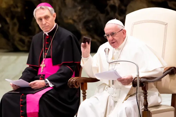 Papa Francesco mostra una via Crucis tascabile ai partecipanti all'udienza, Aula Paolo VI, 30 gennaio 2019 / Daniel Ibanez / ACI Group