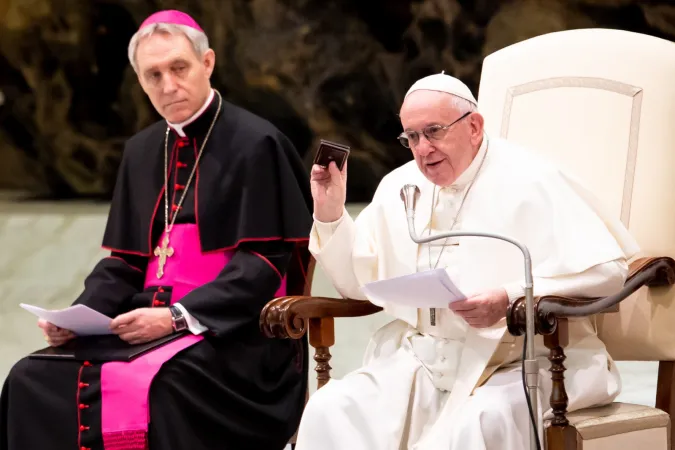 Papa Francesco, udienza generale | Papa Francesco mostra una via Crucis tascabile ai partecipanti all'udienza, Aula Paolo VI, 30 gennaio 2019 | Daniel Ibanez / ACI Group