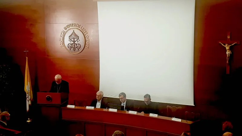 Arcivescovo Paul Richard Gallagher | L'arcivescovo Gallagher parla al simposio sugli operatori di pace organizzato dalla Cattedra Gaudium et Spes, Pontificia Università Lateranense, 28 febbraio 2019 | AG / ACI Stampa