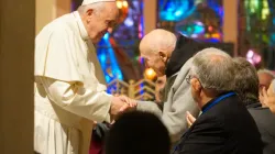 Papa Francesco saluta padre Jean Pierre, l'ultimo sopravvissuto di Tibhirine, Cattedrale di San Pietro, Marocco, 31 marzo 2019 / Alan Holdren / ACI Group